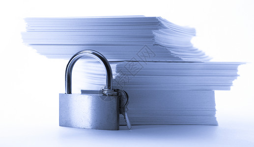 纸牌和锁匙堆叠商业教育组织文档数据金属白色阴影卡片文书背景