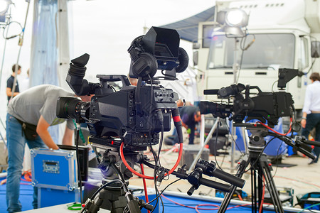 摄像头技术职业视频广播频道男人三脚架凸轮镜片直播背景图片