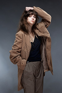棕色外套女青年的肖像女士女孩衣服美丽工作室女性黑发背景图片