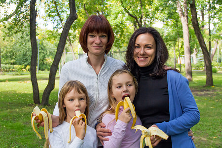人家吃香蕉 吃香蕉女儿白色女士童年女性女学生父母家庭女孩孩子背景图片