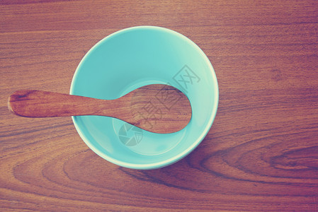 蓝碗和桌上的木勺及反转过滤效果背景图片