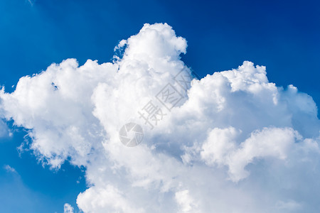 蓝色的天空和阴云背景图片