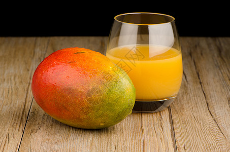 新鲜芒果汁服务甜点水壶液体水果热带情调果汁橙子黄色背景图片