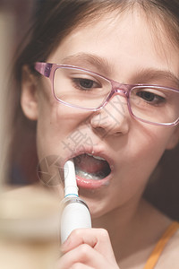 女孩刷牙牙线牙齿婴儿期孩子围栏东西牙刷青年技术孩子们背景图片