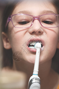 女孩刷牙口腔青年孩子们婴儿期技术卫生学孩子卫生围栏健康背景图片