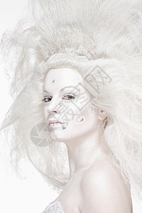 怀着白丝假发女人的雪女王女性裙子美丽化妆品女孩冒充头发白色背景图片