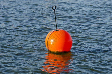 海上橙色浮标高清图片