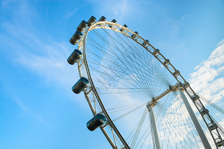 蓝色天空的摩天轮轮公园金属圆圈车轮圆形传单乐趣滚筒摩天轮旋转木马背景图片