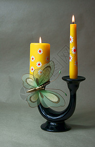 蜡烛台上的蝴蝶背景图片