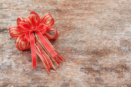 旧木背景红丝带礼物木头新年季节生日问候语背景图片