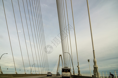 从桥上射出的白色悬吊桥工程金属建筑学电缆天空建造蓝色柱子背景图片