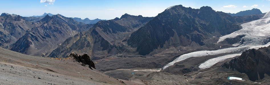 阿空加瓜安第斯山脉美丽的山地风景远足者旅行团体远足顶峰荒野全景登山天空旅游背景