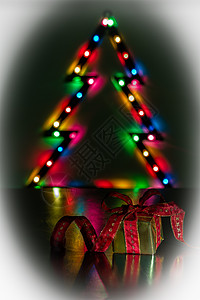 圣诞礼物和模糊的彩色灯光背景图片