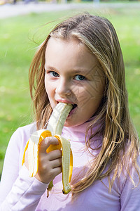 女孩在吃香蕉女学生白色童年孩子背景图片