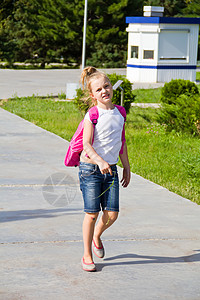 可爱女孩上学文件夹背包蓝色膝盖女学生童年白色孩子金发粉色背景图片