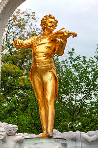 维也纳金麻在维也纳Stadtpark的雕像作曲家公园小提琴城市音乐家金子雕塑建筑学地标纪念碑背景