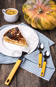 南瓜和奶油汤的一块馅饼 在罗斯提基石灰板餐桌上高清图片