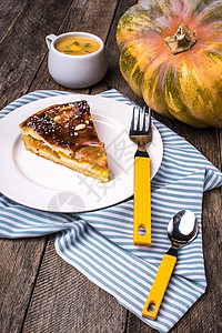 布塞罗斯南瓜派的一块小豆饼 用罗斯提特风格在木上涂着慕布背景