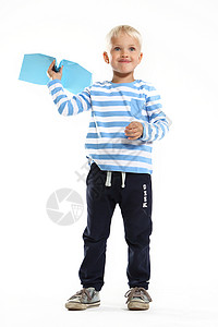 股价大涨一个小男孩手里握着一架纸机爱好幼儿园航班艺术乐趣控制男生玩具折纸闲暇背景