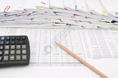 财务账户上的布朗铅笔和计算器位置背景图片