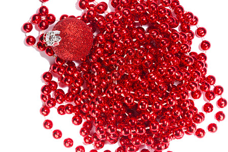 红圣诞珠珠和装饰品红色白色背景图片