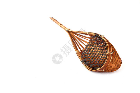 白底竹编织篮子的手工隔绝柳条竹子棕色白色市场稻草木头工艺丝带红色背景图片
