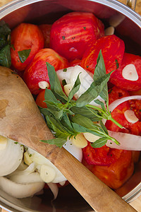 锅里沙拉烹饪意大利番茄酱的食品配料     锅里有沙拉背景