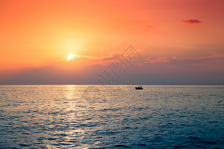 日落时的船蓝色帆船太阳假期游客航行天空热带地平线血管背景图片