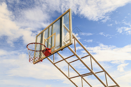 蓝色白圈蓝天背景的笼子篮球圈木板篮板法庭体育蓝色运动打篮球主题游戏天空背景