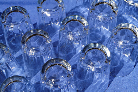 多玻璃杯桌布器皿蓝色瓶子玻璃饮料派对液体反射背景图片