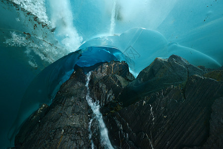 阿拉斯加的冰洞勘探旅行荒野蓝色冰川高清图片