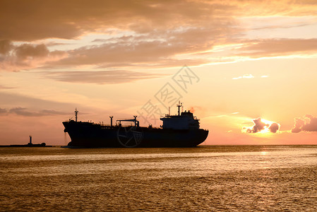 码头和过往船只的日落衬垫流动闪光信号地标溪流天空反射海岸线旅游背景图片