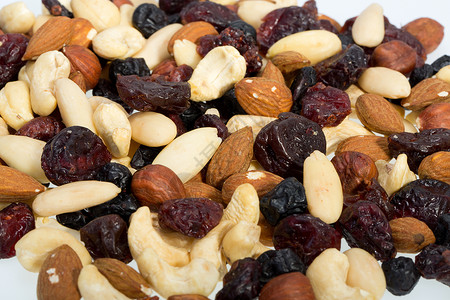 白底孤立的混合坚果和干果玉米苦莓葡萄干种子核心营养宏观腰果椰子胡桃背景图片