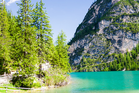 脓疱Braies湖极好水域的夏季日     意大利阿尔卑斯山远足绿色蓝色公园旅游踪迹地标栅栏风景岩石背景