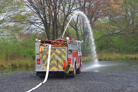 泵机消防消防队员红色水带软管背景图片