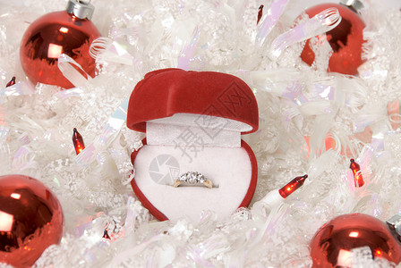圣诞订婚环会花环红色钻石戒指婚姻条例订婚金子背景图片