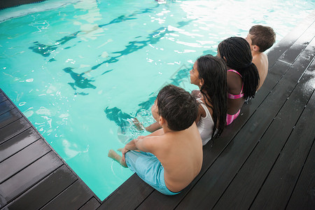 坐在游泳池边的可爱小孩生活方式男性健身房女性游泳活动中心混血快乐水池背景图片