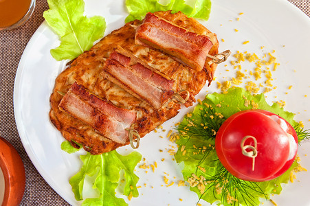 剁碎肉牛肉肉和培根盘子小吃猪肉鱼片午餐土豆炙烤餐厅食谱洋葱背景