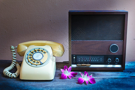 旧收音机和复古电话娱乐棕色频率车站扬声器办公室数字短波体积技术背景