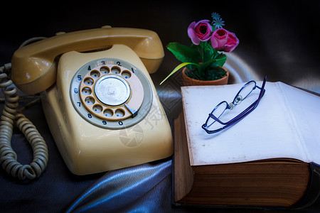 复古电话和旧书数字技术阅读图书日记铃声历史性古董绳索办公室背景图片