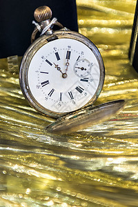 古老的袖手表背景图片