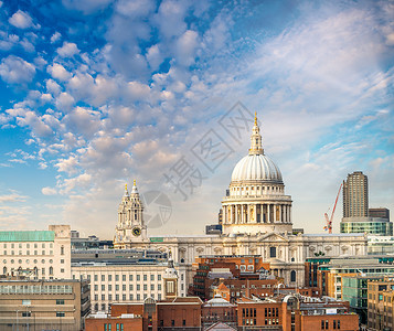圣保罗首都伦敦天际与圣保罗大教堂在日落时的盛大背景