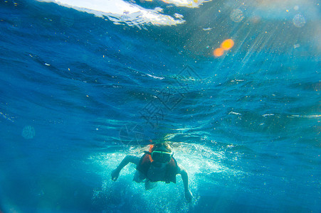 男孩潜水呼吸管游泳假期海洋背景图片