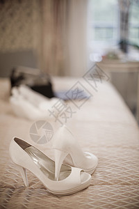 床上的新娘白高跟跟鞋背景图片