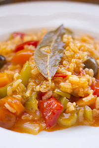 西班牙素食蔬菜饭菜 配有草叶的西班牙菜背景图片