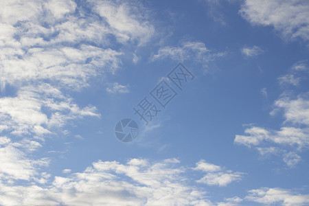 蓝天空 有温柔的浅白云气象场景柔软度天空蓝色天气背景图片