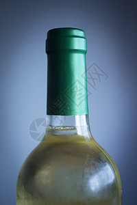 白葡萄酒瓶子工作室隔离特紧的蓝色蓝底背景背景图片