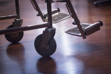 医院门诊部半休眠轮椅残疾人身体椅子座位医学文具诊所疗养院等候车轮背景图片