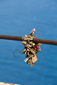 西班牙马赫卡岛的爱之锁安全精神文化相互性忠诚爱情导师夫妻金属匹配背景图片