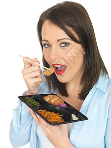 青少女吃太子鸡尾鸡食物控制海藻便当午餐黑发低脂肪造型女孩成人背景图片